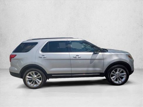 Used 2018 Ford Explorer XLT w/ Equipment Group 202A FWD image 4