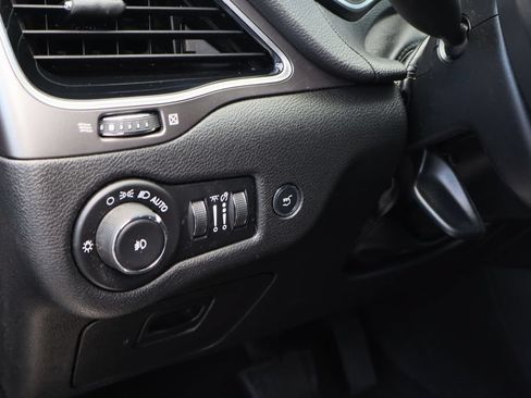 Used 2019 Jeep Cherokee Limited AWD/4WD image 12