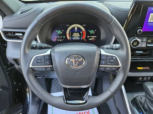 Used 2025 Toyota Highlander XSE AWD/4WD image 32
