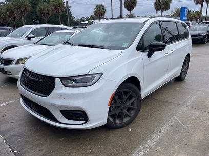 Used 2024 Chrysler Pacifica Touring-L w/ Uconnect Theater Family Group