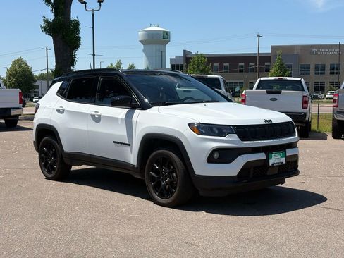 Used 2022 Jeep Compass Latitude w/ Convenience Group AWD/4WD image 2