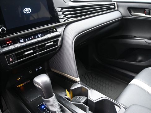 Used 2025 Toyota Camry SE w/ Convenience Package image 4