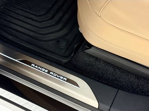 Used 2025 Land Rover Range Rover SE AWD/4WD image 18