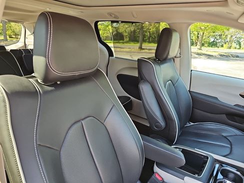 Used 2023 Chrysler Pacifica Limited w/ Uconnect Theater Family Group FWD image 11