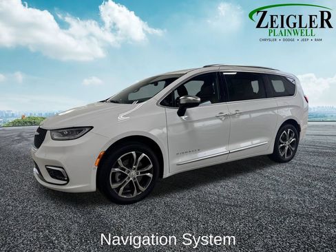 Used 2025 Chrysler Pacifica Pinnacle w/ Trailer Tow Group AWD/4WD image 2