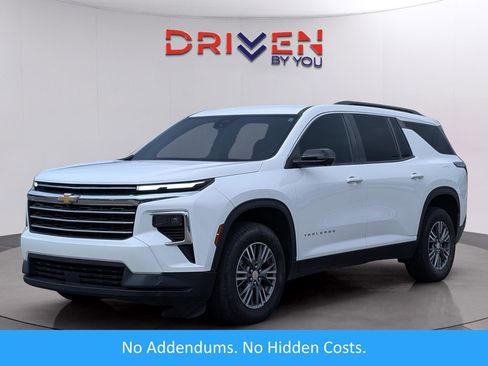 Used 2024 Chevrolet Traverse LT image 1