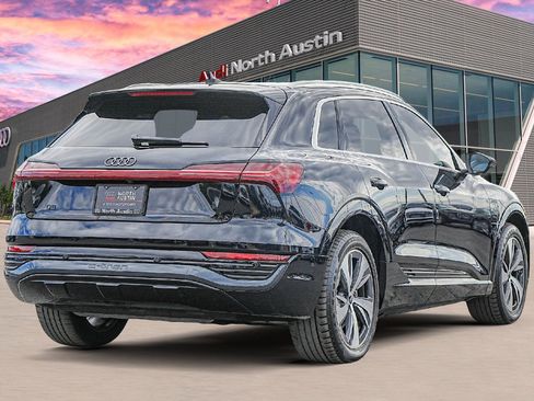 Used 2024 Audi Q8 e-tron Premium Plus image 4