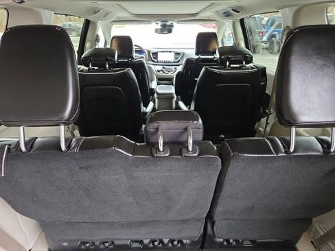 Used 2023 Chrysler Pacifica Limited w/ Uconnect Theater Family Group image 3