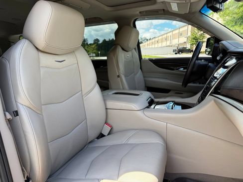 Used 2017 Cadillac Escalade Luxury RWD image 37