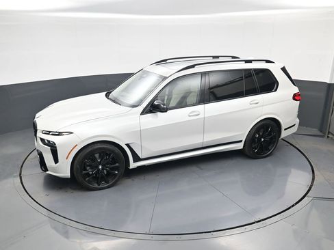 Used 2025 BMW X7 M60i w/ Executive Package image 28