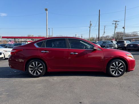 Used 2017 Nissan Altima 2.5 SV w/ Convenience Package image 4