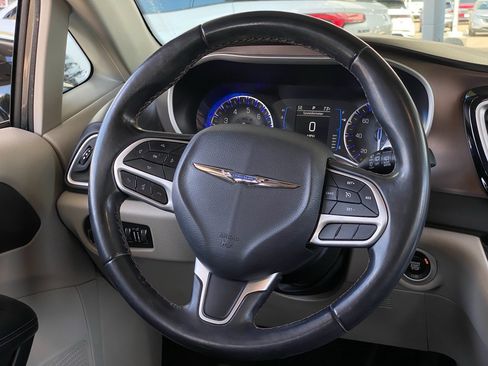 Used 2017 Chrysler Pacifica Touring-L image 11