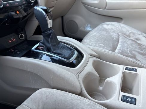 Used 2020 Nissan Rogue SV w/ Premium Package image 17