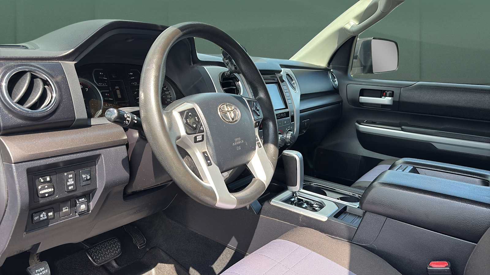 Used 2018 Toyota Tundra SR5 w/ SR5 Upgrade Package AWD/4WD image 13