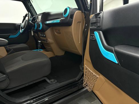 Used 2018 Jeep Wrangler Unlimited Rubicon w/ Dual Top Group AWD/4WD image 28