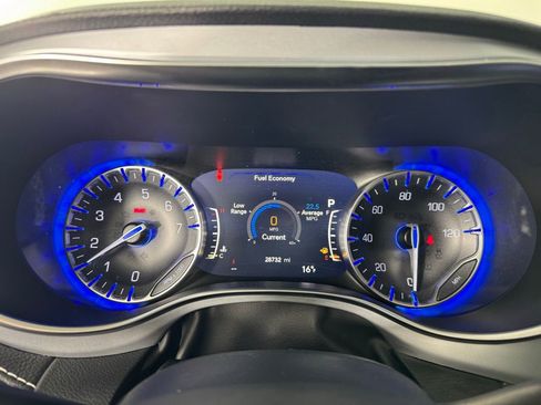 Used 2025 Chrysler Pacifica Limited image 24