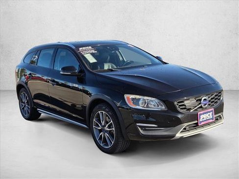 Used 2018 Volvo V60 T5 Cross Country Platinum image 3