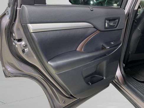 Used 2019 Toyota Highlander XLE AWD/4WD image 13