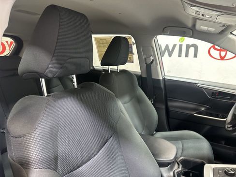 Used 2022 Toyota RAV4 LE image 12