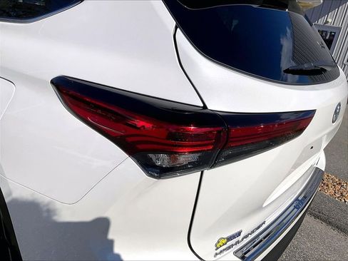Used 2021 Toyota Highlander LE AWD/4WD image 33