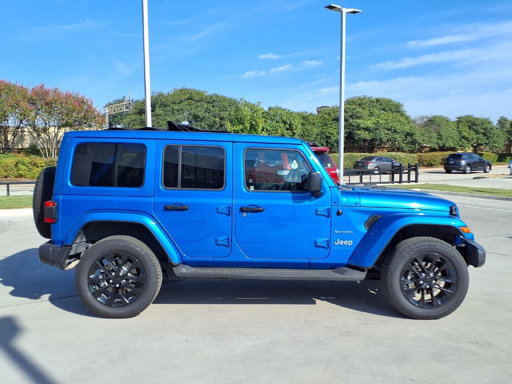 Used 2023 Jeep Wrangler Unlimited Sahara AWD/4WD image 2