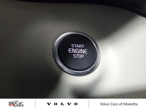 Used 2025 Volvo XC40 B5 Plus image 34