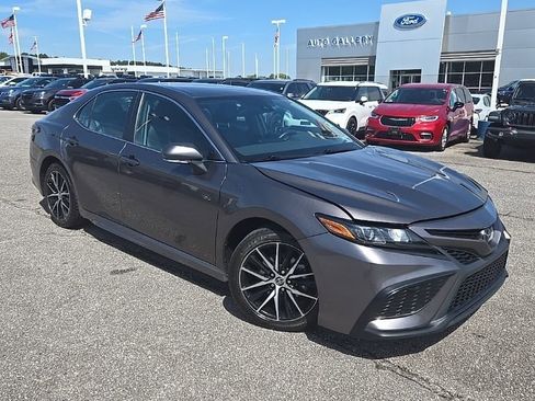 Used 2024 Toyota Camry SE image 3