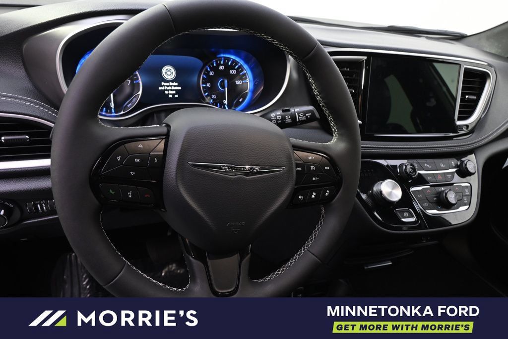 Used 2026 Chrysler Pacifica Select w/ S Appearance Package FWD image 13