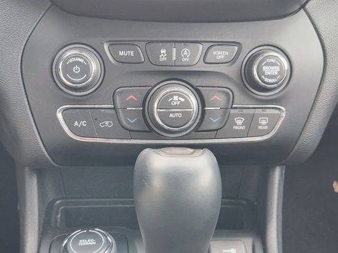 Used 2019 Jeep Cherokee Limited image 17