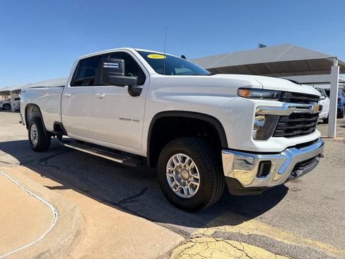 Used 2025 Chevrolet Silverado 2500 LT w/ Convenience Package AWD/4WD image 3
