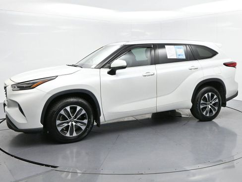 Used 2022 Toyota Highlander XLE AWD/4WD image 4