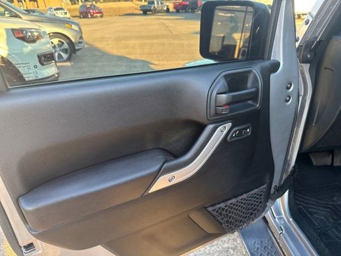 Used 2017 Jeep Wrangler Unlimited Sahara image 6