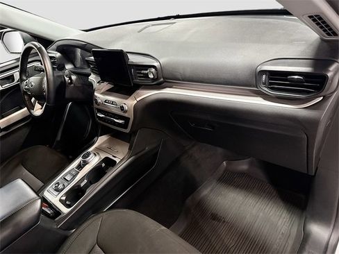 Used 2022 Ford Explorer XLT image 30