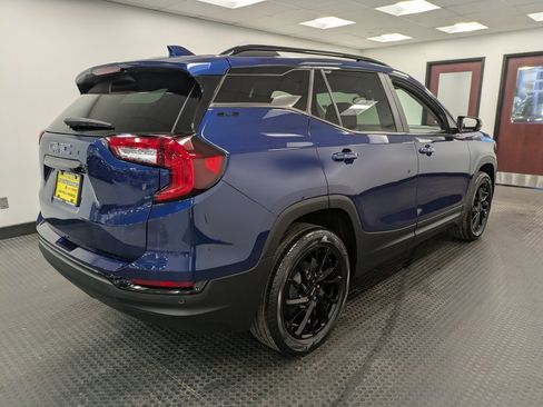 Used 2023 GMC Terrain SLE w/ Driver Convenience Package image 4