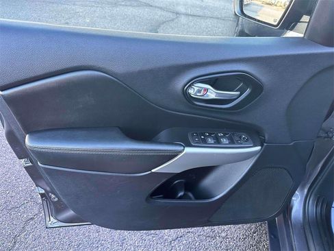 Used 2022 Jeep Cherokee Latitude w/ Trailer Tow Group image 16