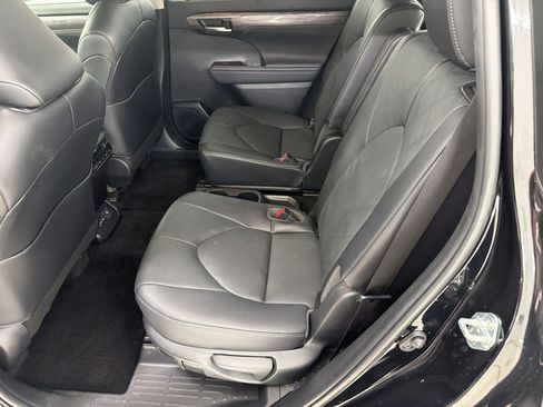 Used 2023 Toyota Highlander Platinum FWD image 22