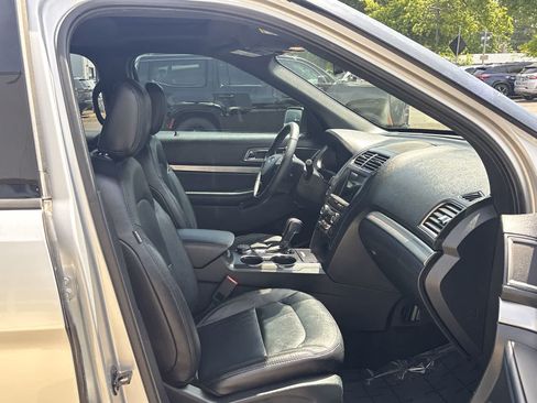 Used 2018 Ford Explorer XLT w/ Equipment Group 202A AWD/4WD image 9