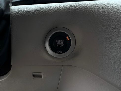 Used 2021 Chrysler Pacifica Touring-L FWD image 26