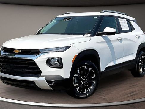 Used 2023 Chevrolet TrailBlazer LT w/ Convenience Package FWD image 3