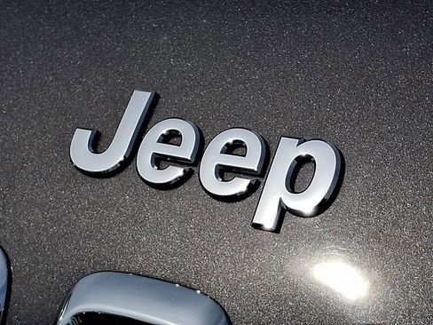 Used 2018 Jeep Cherokee Latitude Plus AWD/4WD image 37
