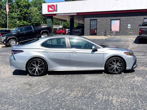 Used 2023 Toyota Camry SE FWD image 4