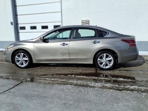 Used 2013 Nissan Altima 2.5 SV image 2