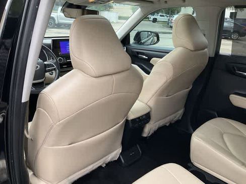 Used 2023 Toyota Highlander XLE FWD image 15