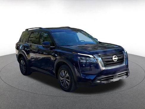 Used 2025 Nissan Pathfinder SV image 3