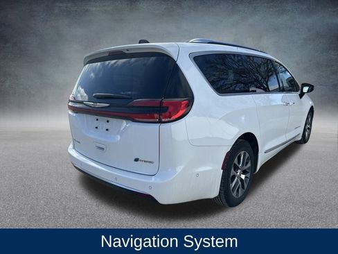 Used 2023 Chrysler Pacifica Pinnacle image 3