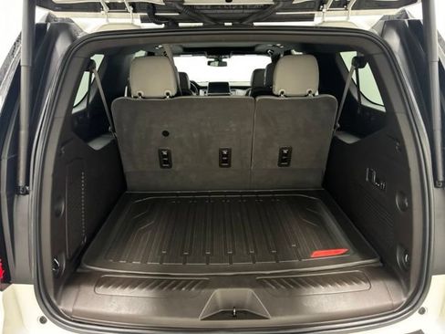 Used 2022 GMC Yukon XL SLT w/ SLT Premium Package AWD/4WD image 9