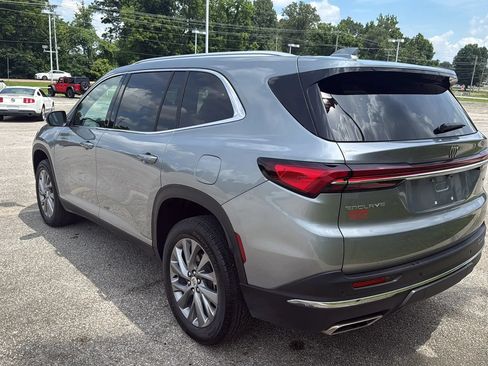 Used 2025 Buick Enclave Preferred FWD image 3