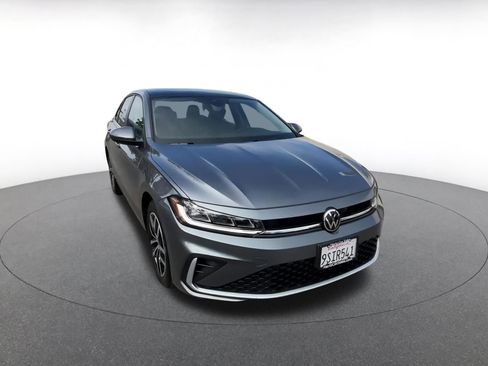 Used 2025 Volkswagen Jetta SE image 3