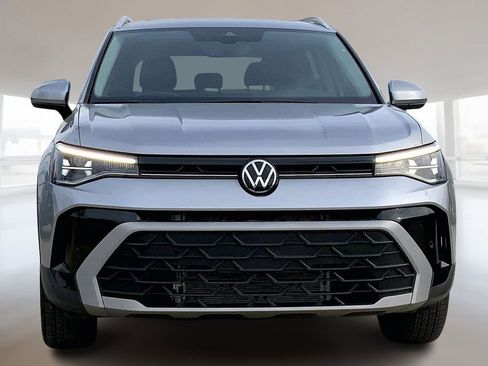 Certified 2025 Volkswagen Taos SE image 3