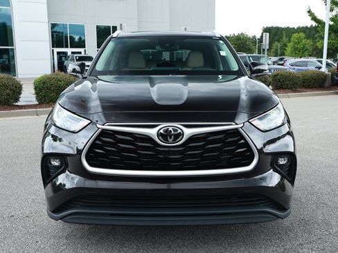 Used 2022 Toyota Highlander XLE FWD image 2